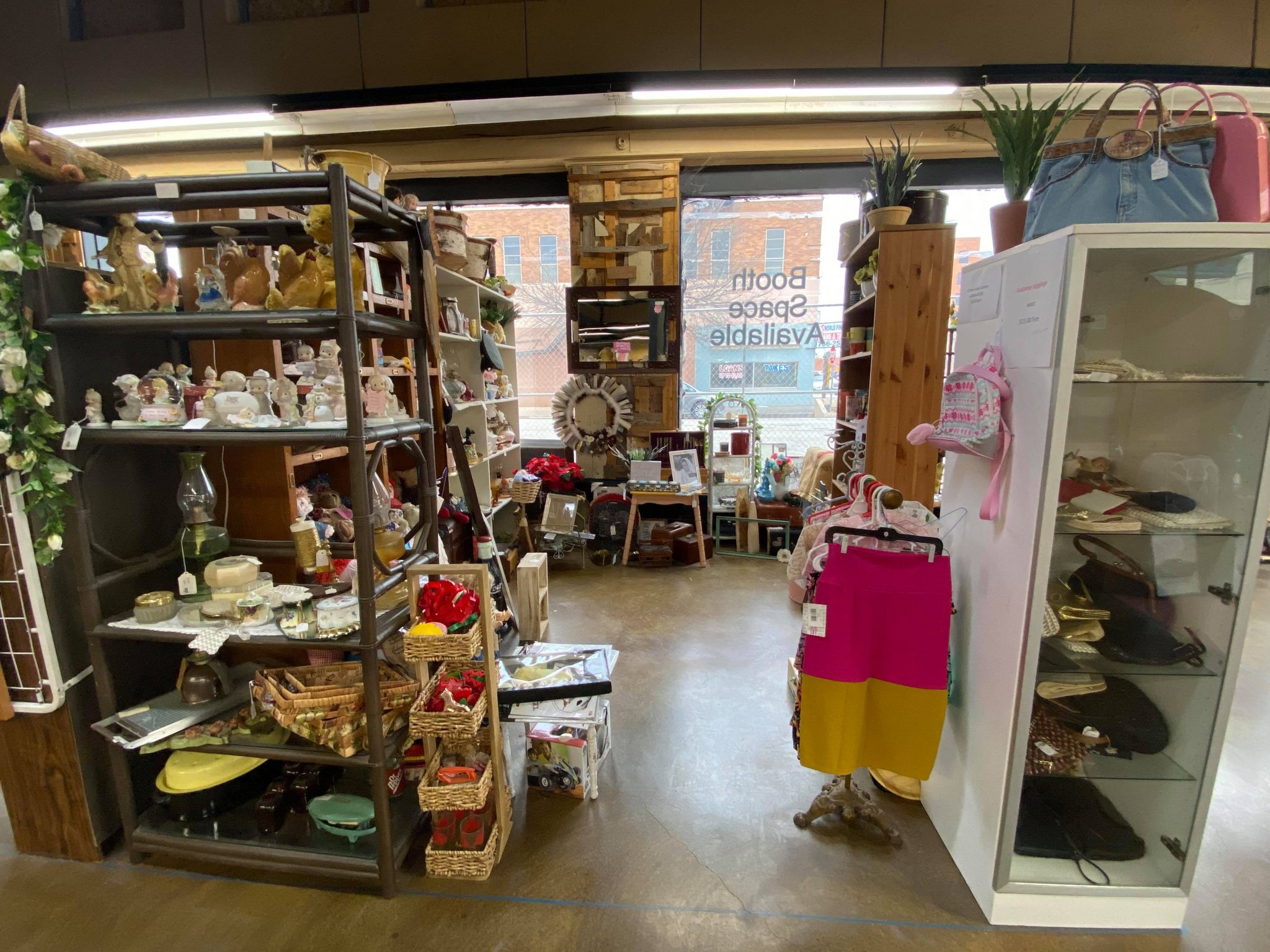 Booths / Dealers Pickers Universe LLC